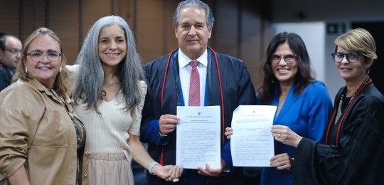 Cartas de compromisso foram assinadas por diversas autoridades do Tribunal, na Sala de Sessões