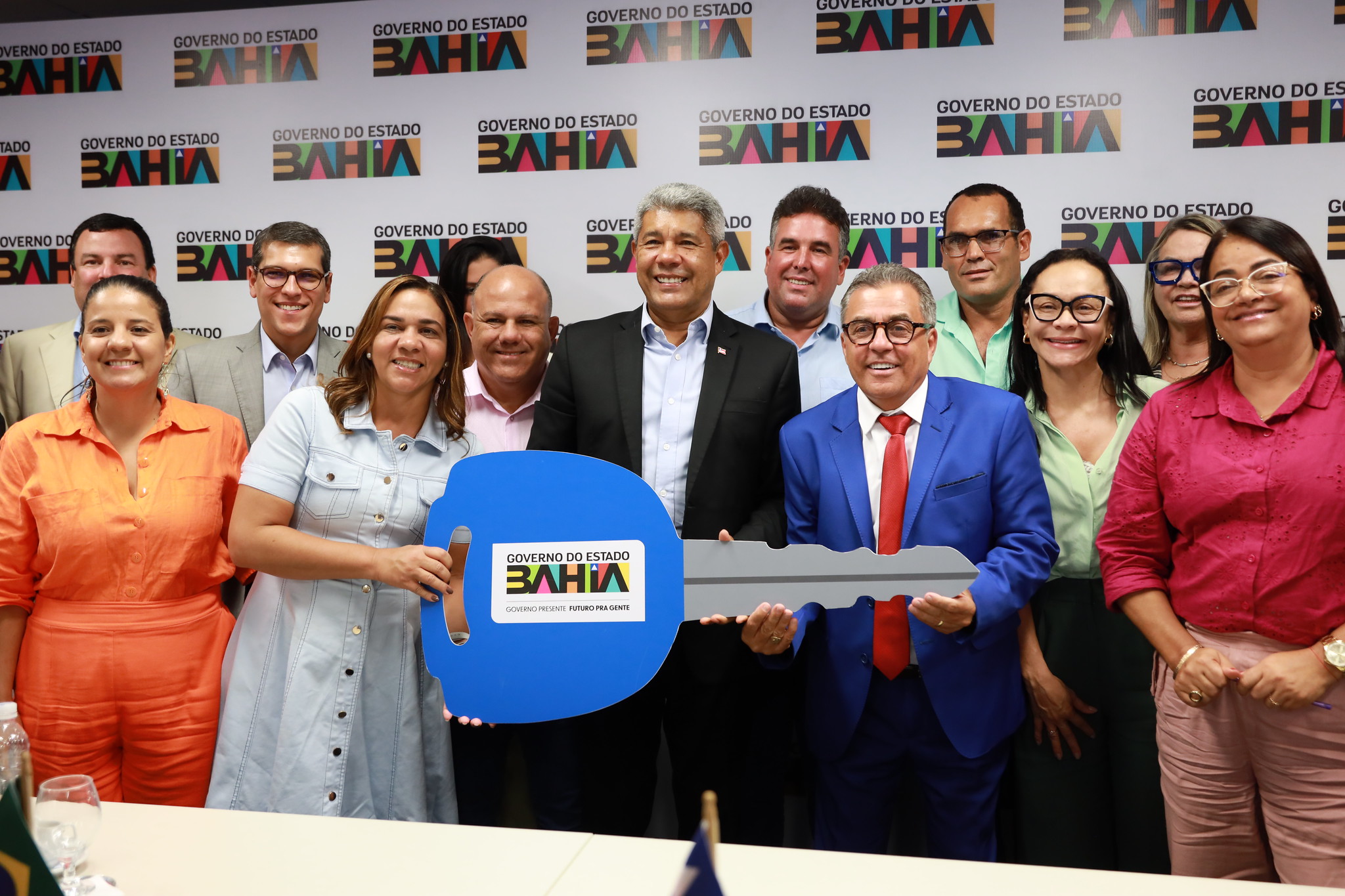 A entrega faz parte da estratégia do Governo do Estado de promover um espaço de escuta junto aos novos prefeitos