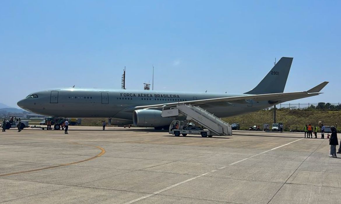 Brasileiros deportados dos EUA dizem ter sido agredidos em voo de volta ao Brasil Brasileiros deportados dos EUA dizem ter sido agredidos em voo de volta ao Brasil