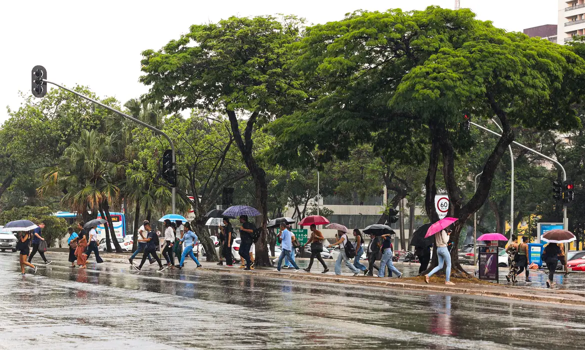 Aviso de chuva intensa vale até as 10h desta segunda-feira (6)
