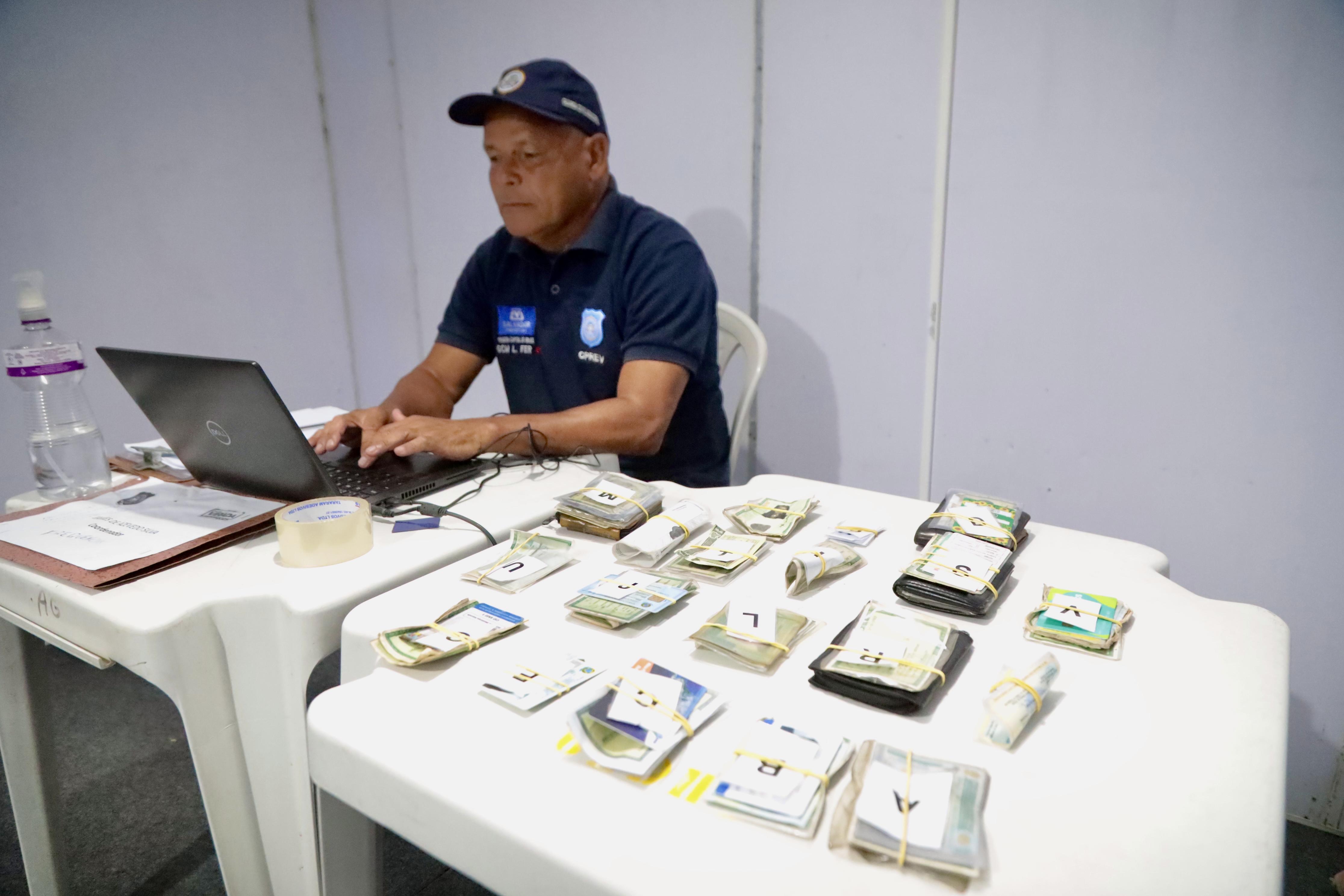 Os documentos ficarão disponíveis no local por um período de um mês Os documentos ficarão disponíveis no local por um período de um mês