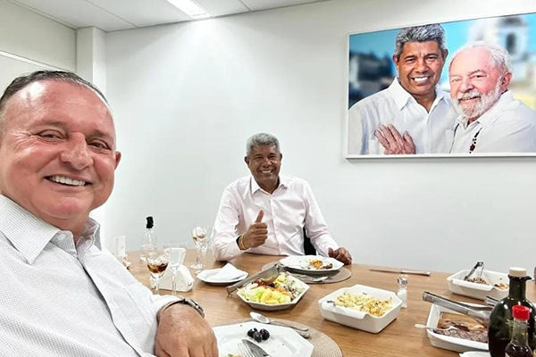O presidente da Assembleia Legislativa da Bahia, Adolfo Menezes (PSD), com o governador Jerônimo Rodrigues (PT)