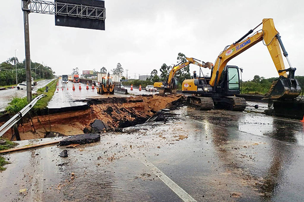 Chuva causa abertura de uma cratera na BR-101, na altura de Biguaçu, na Grande Florianópolis