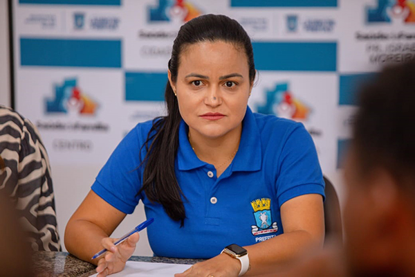 A prefeita de Lauro de Freitas, Débora Regis (União Brasil)