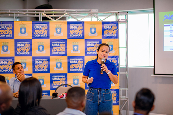 A prefeita de Lauro de Freitas, Débora Regis (União Brasil)