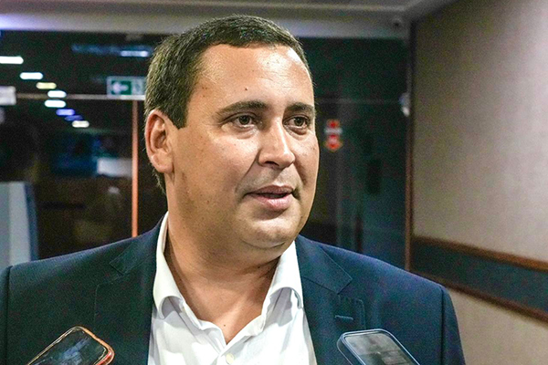 o presidente estadual do Partido dos Trabalhadores, Éden Valadares