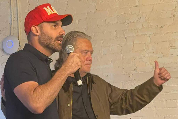 Eduardo Bolsonaro (à esq.) e Steve Bannon, ex-estrategista de Donald Trump, em almoço nos EUA neste domingo