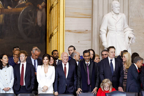 Magnatas do setor de tecnologia tiveram posição de destaque na cerimônia de posse de Donald Trump nesta segunda (20)