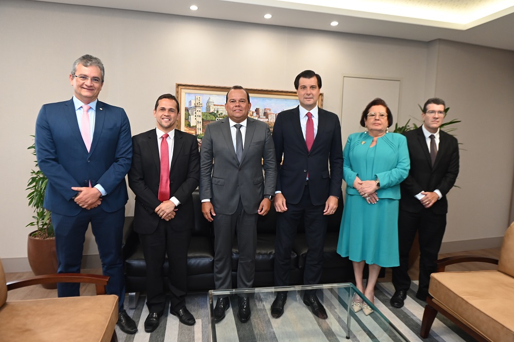 Reunião aconteceu nesta segunda-feira