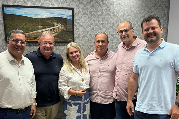 Ivana Bastos reunida com Angelo Coronel Filho, Hassan Yossef, Vitor Azevedo, Felipe Duarte e Antonio Henrique Júnior