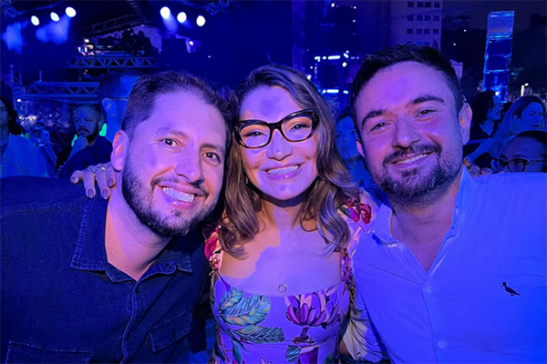 Jackson Raymundo, novo diretor de Documentação Histórica da Presidência da República, à direita, e a primeira-dama Rosângela da Silva, a Janja, no centro Jackson Raymundo, novo diretor de Documentação Histórica da Presidência da República, à direita, e a primeira-dama Rosângela da Silva, a Janja, no centro