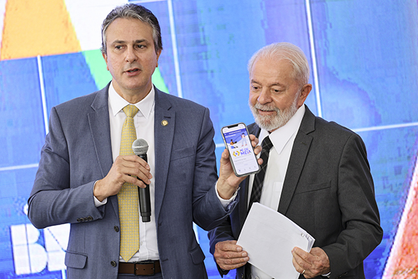 Camilo Santana, ministro da Educação, e Lula durante a entrega do Pé-de-Meia aos primeiros estudantes beneficiados pelo programa