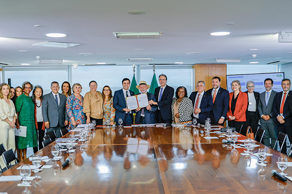 O presidente Lula (PT) sanciona lei que restringe o uso de celular nas escolas