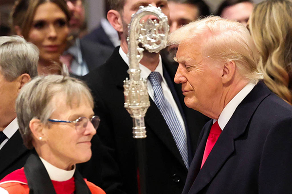O presidente dos Estados Unidos, Donald Trump, olha para a bispa de Washington, Mariann Edgar Budde, na Catedral Nacional de Washington