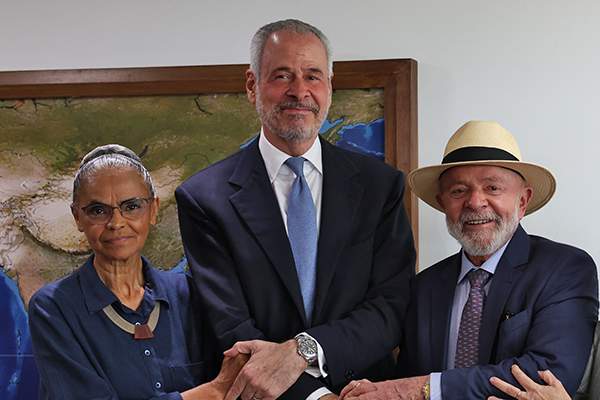 O escolhido para presidir a COP30, André Corrêa do Lago, com a ministra Marina Silva (Meio Ambiente) e o presidente Lula (PT)