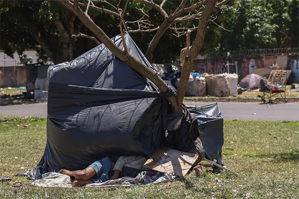 De acordo com a UFMG, mais de 327 mil pessoas viviam em situação de rua em 2024