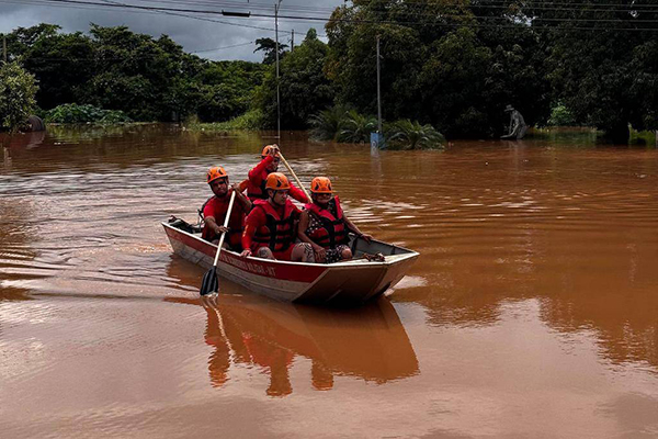 Mulher é resgatada por equipe do Corpo de Bombeiros de Mato Grosso no município de Paranatinga
