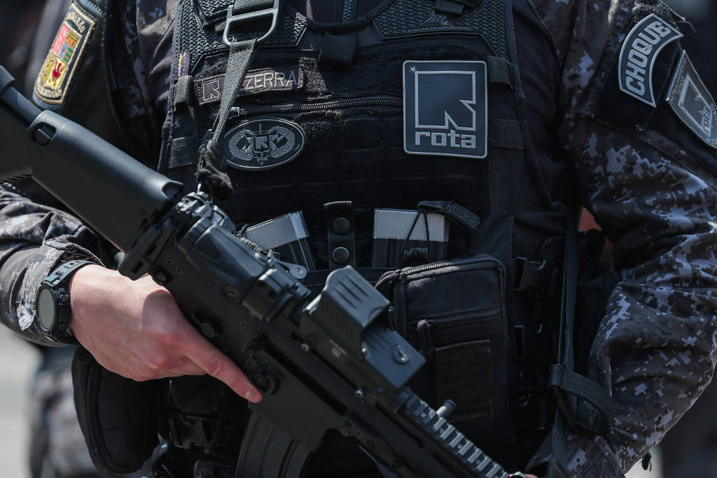 Policial da Rota segura armamento durante evento na sede do Batalhão em SP Policial da Rota segura armamento durante evento na sede do Batalhão em SP