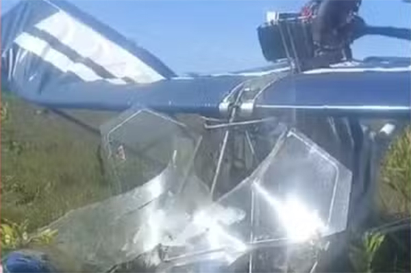 Um avião ultraleve caiu na tarde deste domingo (19) em Prado, no extremo sul da Bahia Um avião ultraleve caiu na tarde deste domingo (19) em Prado, no extremo sul da Bahia