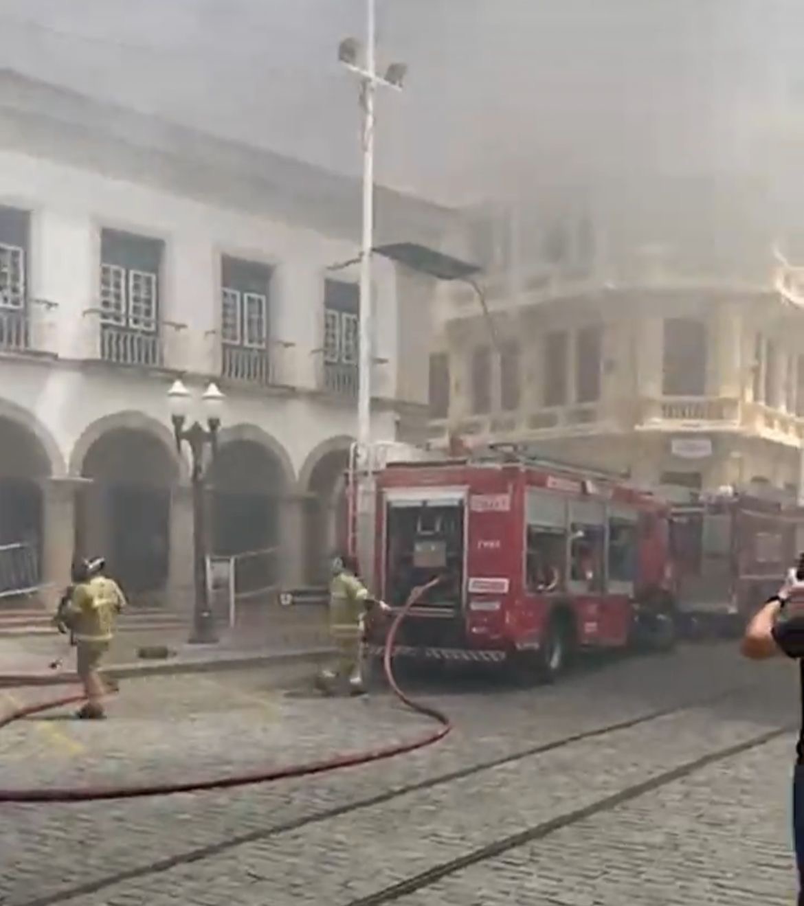 Equipes do Corpo de Bombeiros estão na região 