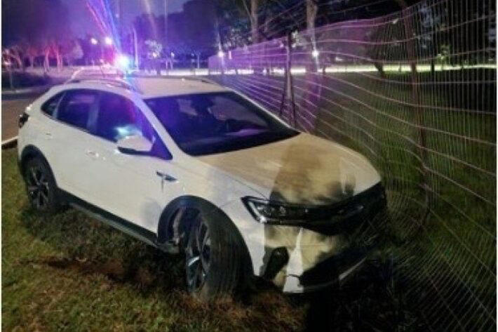 Carro conduzido por motorista embriagada e sem carteira de habilitação bateu na cerca do Palácio do Jaburu, em Brasília