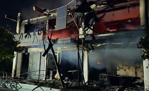Incêndio em casa de luxo na Bahia deixa duas pessoas e dois cães mortos Incêndio em casa de luxo na Bahia deixa duas pessoas e dois cães mortos