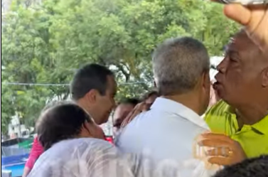 Geraldo Jr. tentou falar com Bruno após o prefeito cumprimentar o governador com um abraço