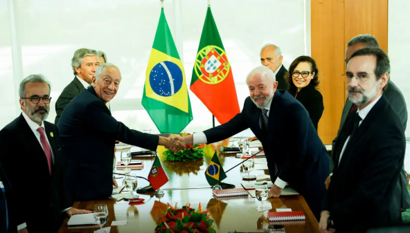 À noite, eles participam da entrega do Prêmio Camões de Literatura
