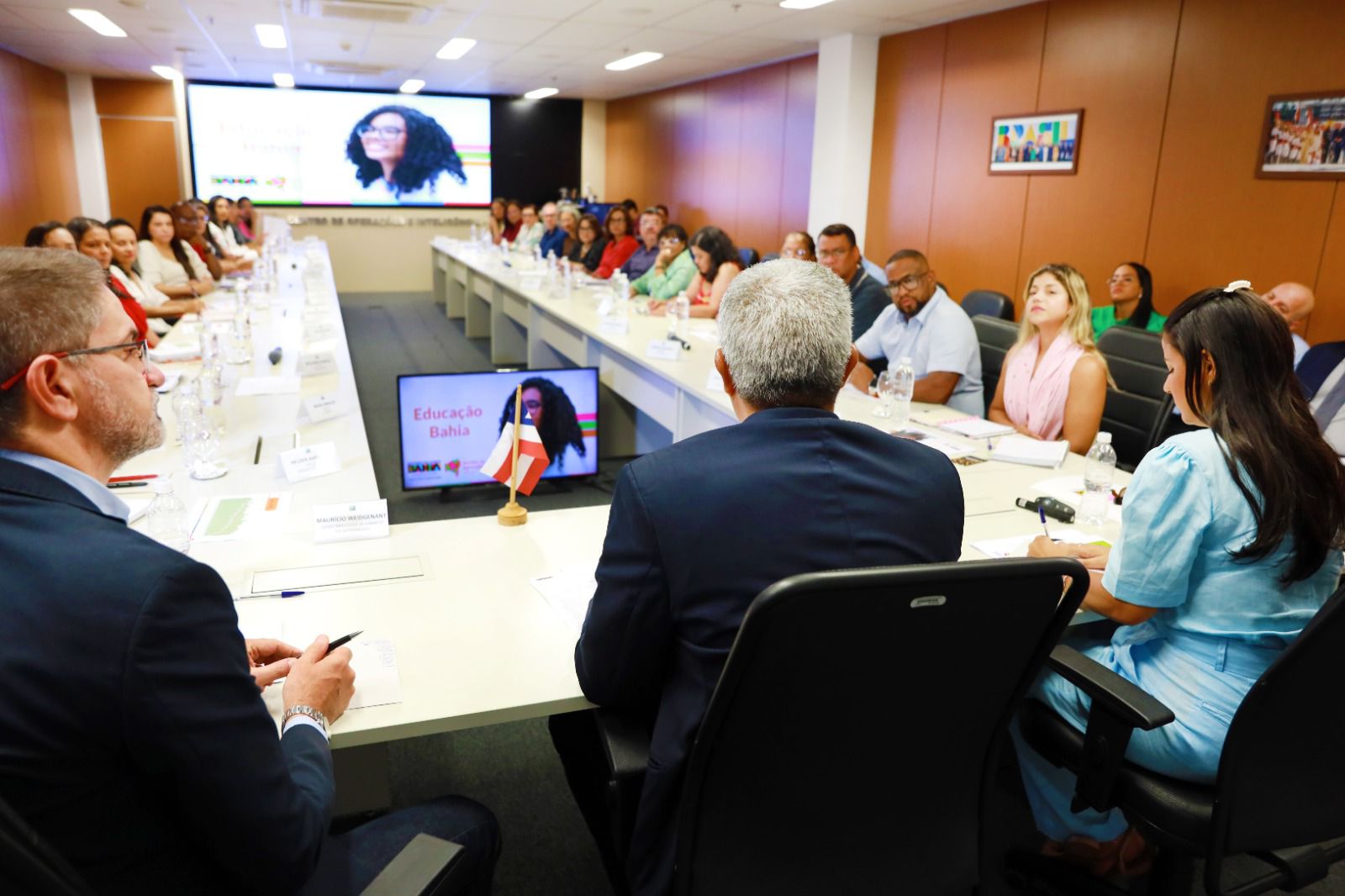 No encontro, foram abordadas a gestão da aprendizagem, avaliação de 2024, metas educacionais e iniciativas para melhorar o desempenho escolar