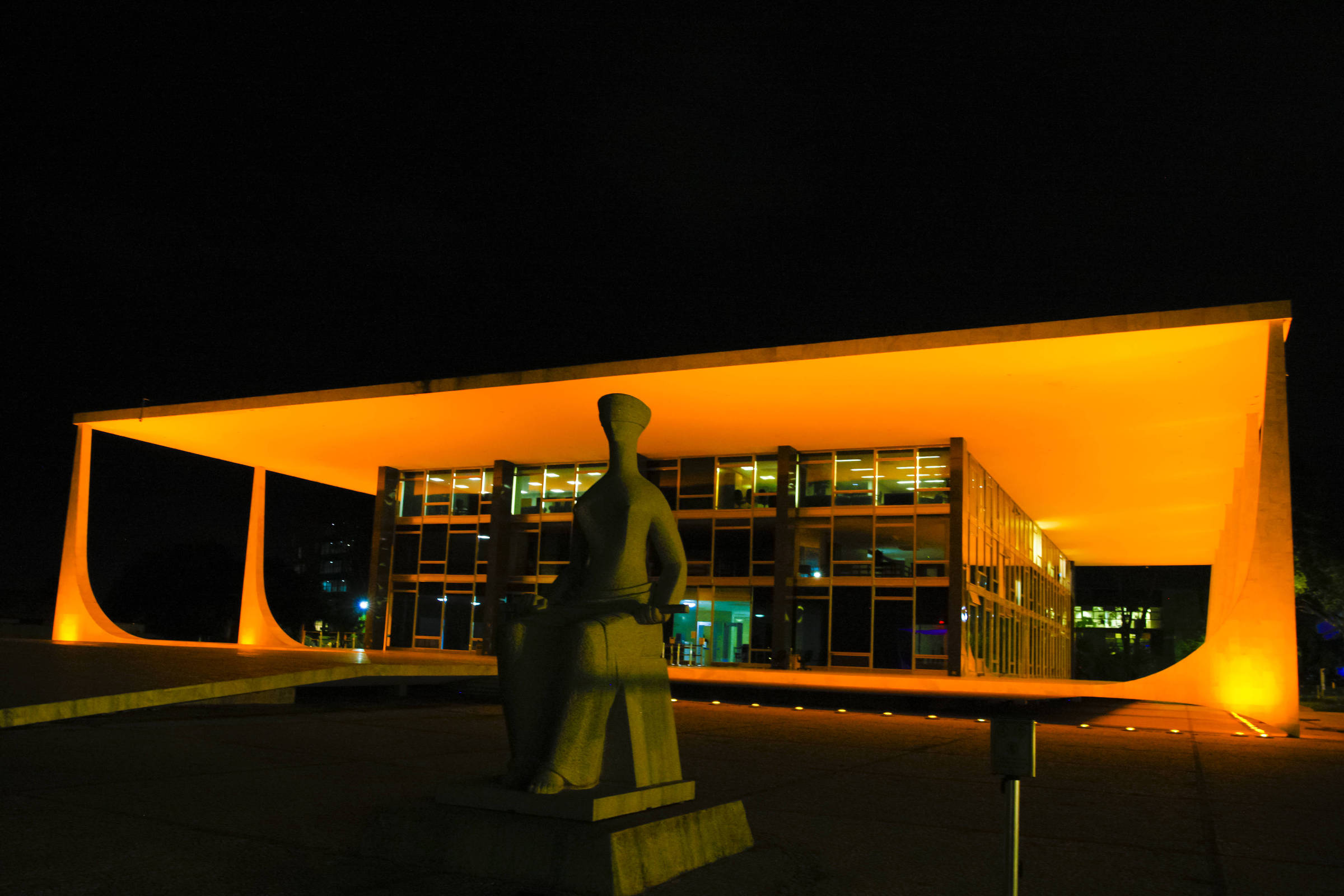 Fachada do STF iluminada para o Dia Internacional para a Eliminação da Violência contra as Mulheres