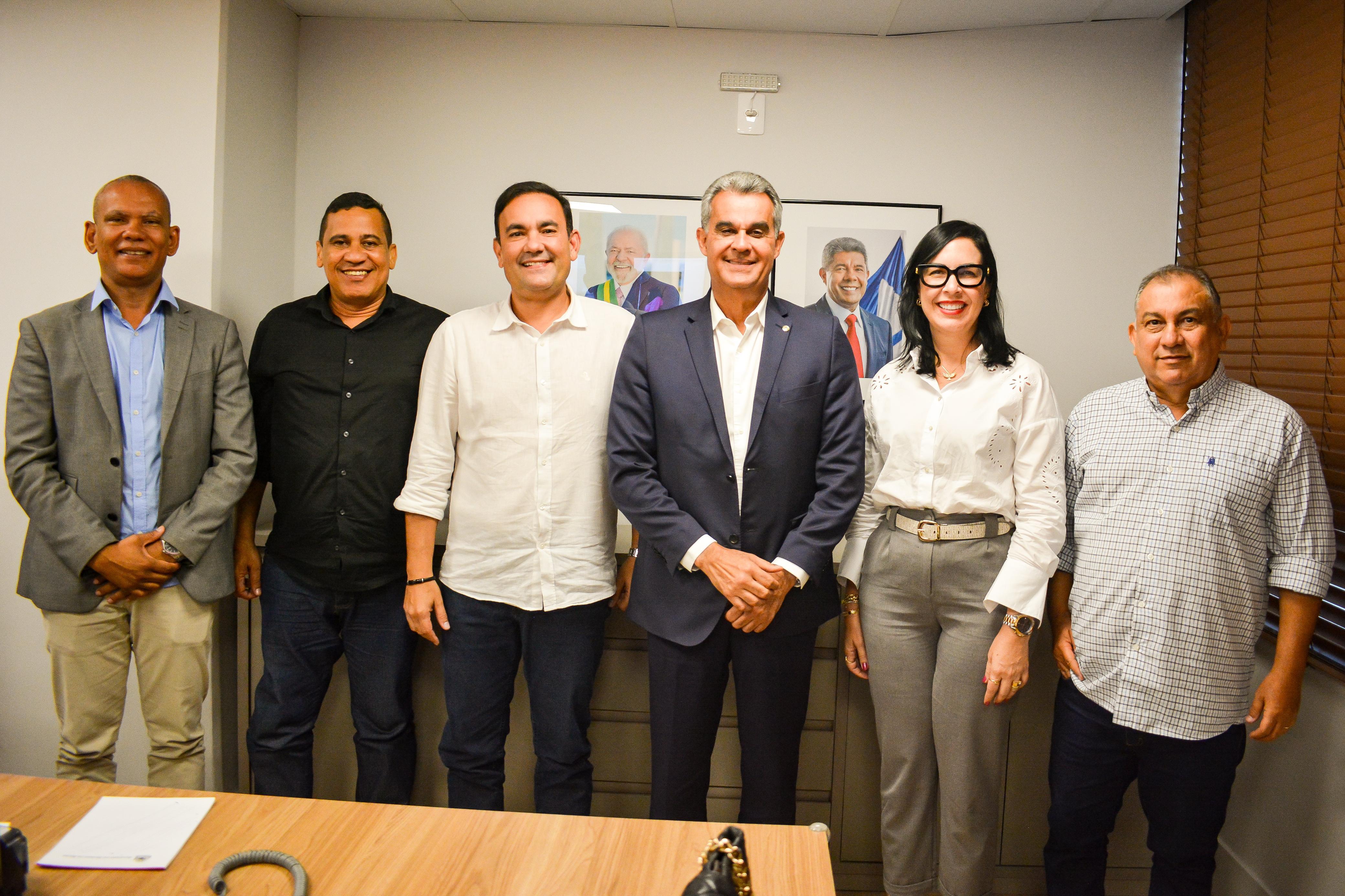 Ludmilla Fiscina discute construção do aeroporto de Alagoinhas com o secretário Sérgio Brito e o prefeito Gustavo Carmo Ludmilla Fiscina discute construção do aeroporto de Alagoinhas com o secretário Sérgio Brito e o prefeito Gustavo Carmo