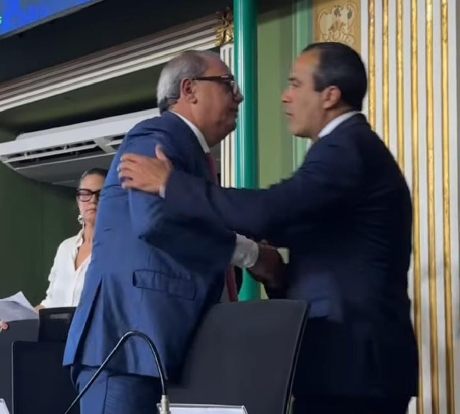 O presidente da Casa, vereador Carlos Muniz e o prefeito Bruno Reis (União)