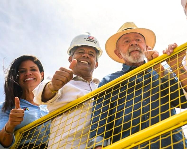 A secretária da Sihs, Larissa Moraes, o governador Jerônimo Rodrigues e o presidente Luiz Inácio Lula da Silva