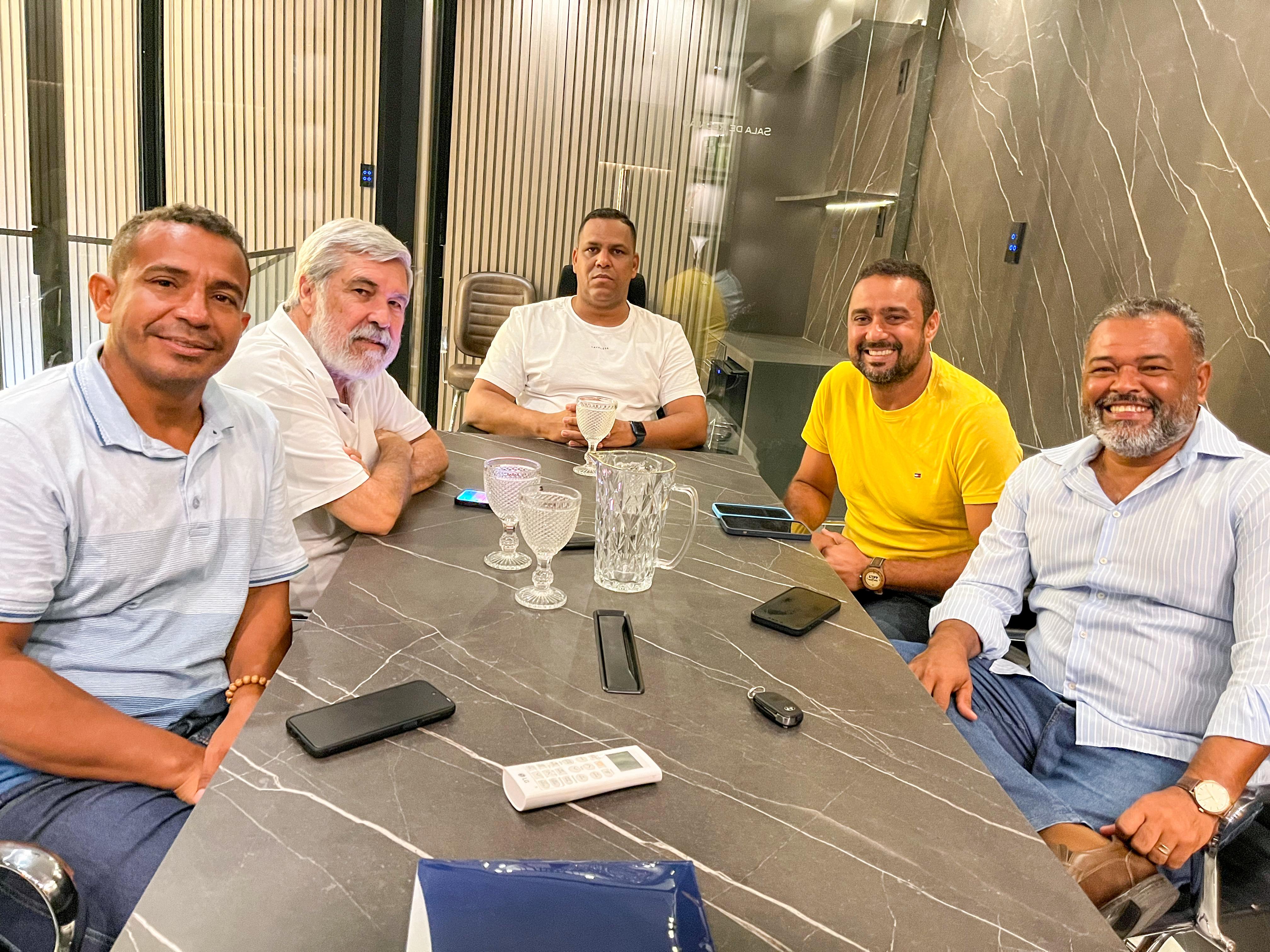 Legenda do ex-prefeito Elinaldo Araújo intensificou as conversas para recalcular a rota e manter a base fortalecida na cidade