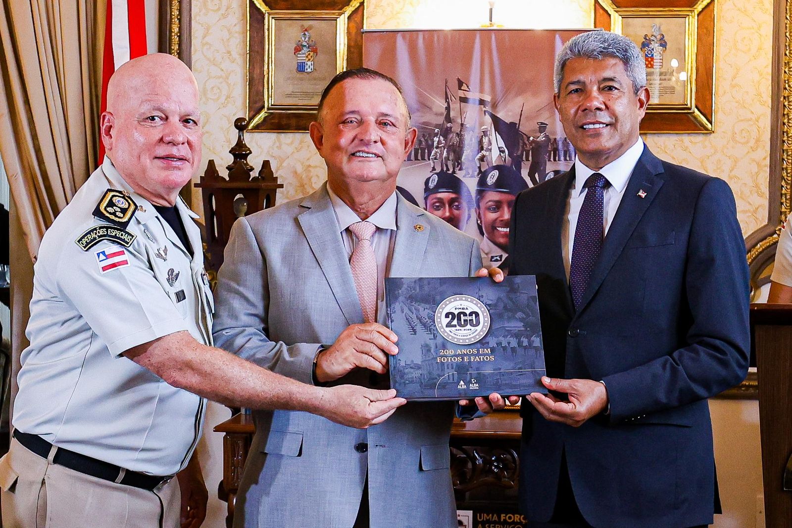 O comandante da PM, coronel Paulo Coutinho, o deputado Adolfo Menezes e o governador Jerônimo Rodrigues O comandante da PM, coronel Paulo Coutinho, o deputado Adolfo Menezes e o governador Jerônimo Rodrigues