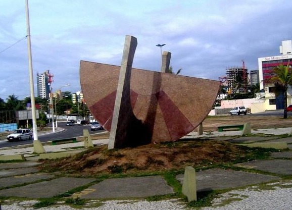 O Relógio do Sol fica localizado na Avenida Octávio Mangabeira, no bairro da Boca do Rio