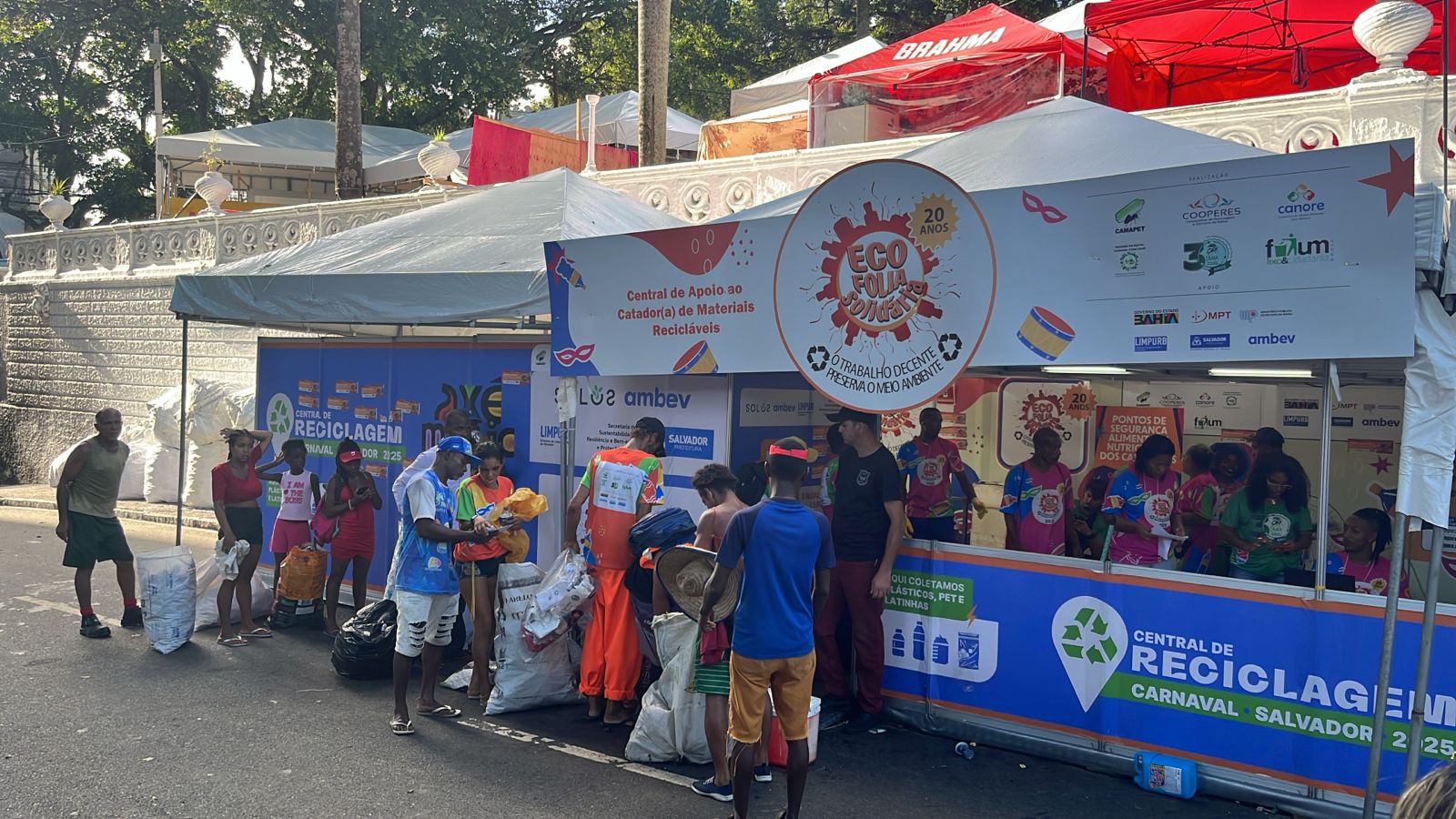 No primeiro dia da ação foram coletados 7.742 kg de alumínio, 2.351,8 kg de PET e 2.872,8 kg de plástico No primeiro dia da ação foram coletados 7.742 kg de alumínio, 2.351,8 kg de PET e 2.872,8 kg de plástico
