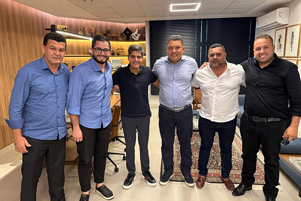 ACM Neto com o presidente da Câmara de Teixeira de Freitas, Jonatas Santos (MDB), e lideranças do município