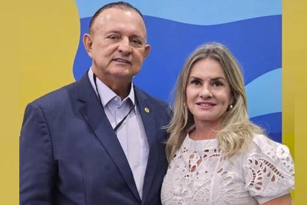 O presidente reeleito da Assembleia Legislativa da Bahia, Adolfo Menezes (PSD), e a 1ª vice-presidente, Ivana Bastos (PSD)