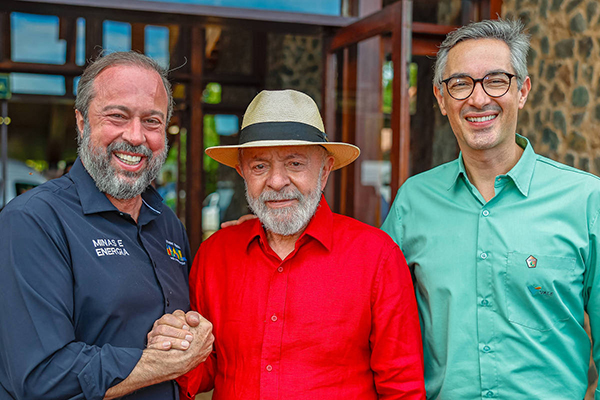O presidente Luiz Inácio Lula da Silva, o ministro de Minas e Energia, Alexandre Silveira (esq.), e o presidente da Vale, Gustavo Pimenta