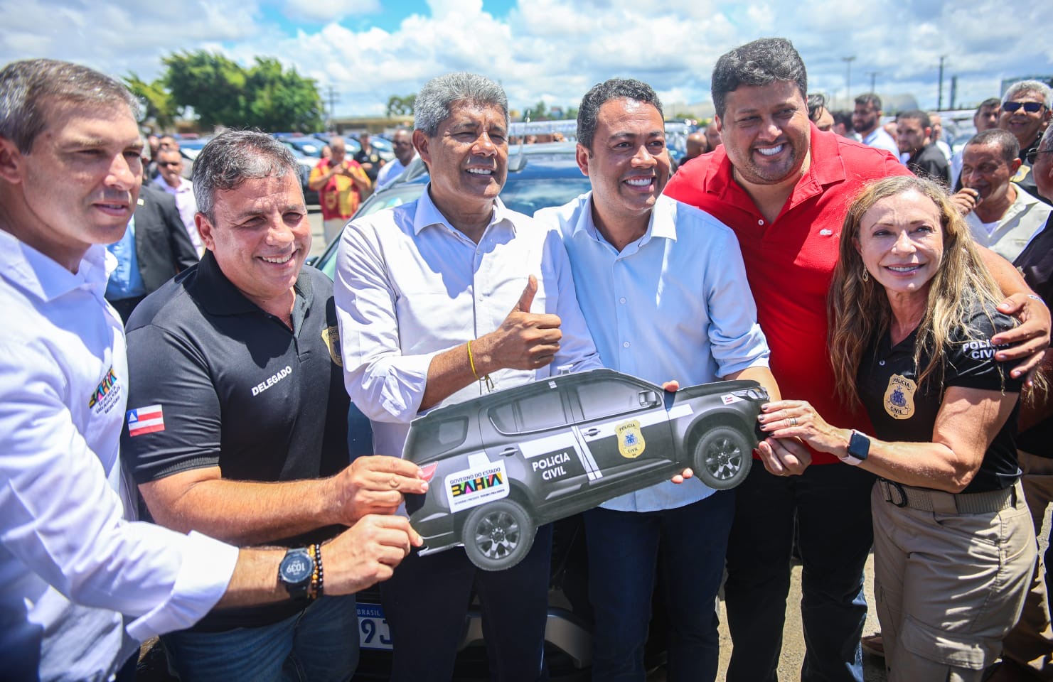 Jerônimo entrega duas novas viaturas da Polícia Civil a Euclides da Cunha