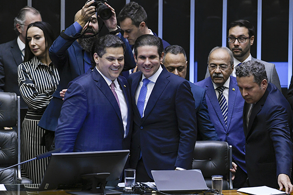 O presidente do Senado, Davi Alcolumbre (esq.), ao lado do presidente da Câmara dos Deputados, Hugo Motta