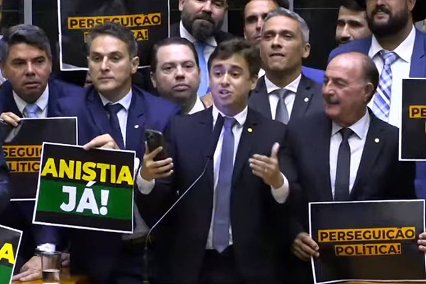 Deputados de oposição com cartazes pedindo anistia no plenário da Câmara Deputados de oposição com cartazes pedindo anistia no plenário da Câmara
