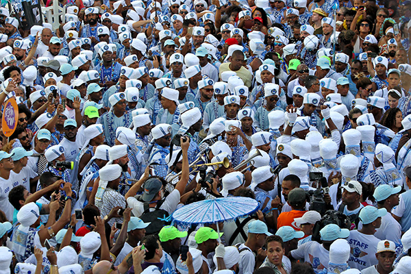 Desfile do afoxé Filhos de Gandhy, em Salvador 