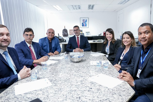 O presidente da Embasa, Gildeone Almeida, ao centro, com membros da Diretoria Executiva da empresa O presidente da Embasa, Gildeone Almeida, ao centro, com membros da Diretoria Executiva da empresa