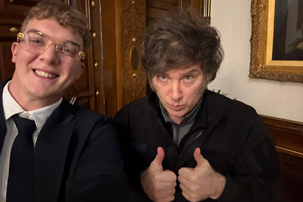 O empresário Hayden Mark Davis com Javier Milei na Casa Rosada em foto compartilhada no X pelo próprio presidente da Argentina