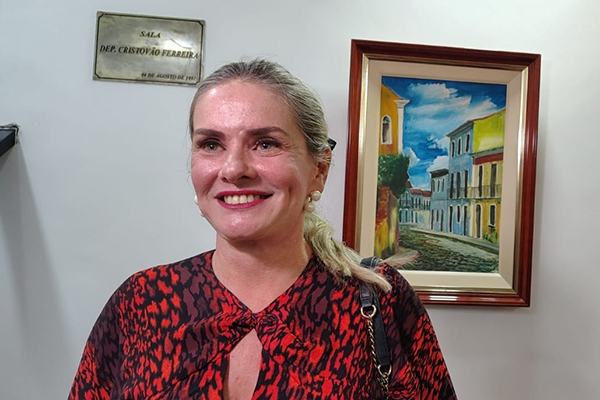 O presidente em exercício da Assembleia, deputada Ivana Bastos (PSD)