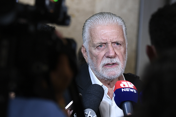 O senador Jaques Wagner O senador Jaques Wagner