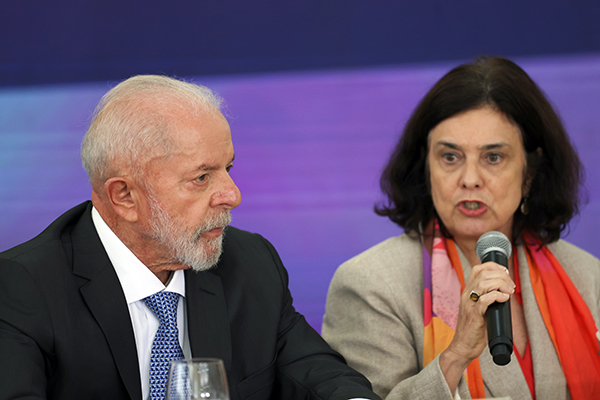 A ministra da Saúde, Nísia Trindade e o presidente Lula