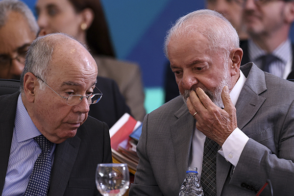 Lula e o ministro Mauro Vieira em reunião dos Brics Lula e o ministro Mauro Vieira em reunião dos Brics